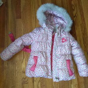 Girls winter coat with hood. Size 5/6. Very warm!